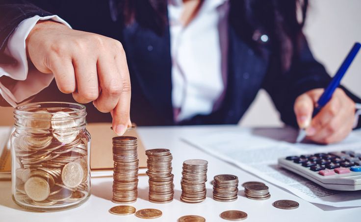 Smart Financial Tips & Guides for Middle-Class Families – saving coins and planning budget with calculator